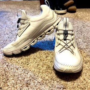 OnClouds, barley worn, size 8, off white/beige